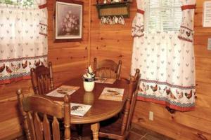 - une salle à manger en bois avec une table et des chaises dans l'établissement Country Cottage - 2 Bedrooms, 1 Baths, Sleeps 6 cabin, à Newport
