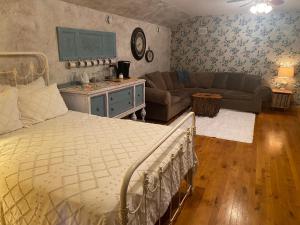 Un dormitorio con una cama y una sala de estar. en Bed and breakfast suite at the Wooded Retreat, en Pine City