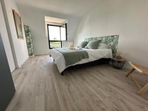 Ένα ή περισσότερα κρεβάτια σε δωμάτιο στο Les mouettes, SPA privé, 600m de la plage, Formule tout inclus