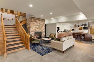 Una sala de estar con escalera y chimenea. en Fairfield Inn & Suites Wheeling - St. Clairsville, OH, en Saint Clairsville
