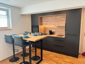 Kuchyň nebo kuchyňský kout v ubytování 1,5-Zimmer, Top ausgestattet, 4 Pers, Souterrain, Self Check-in, Parkplatz, Netflix & Amazon Prime + 15 fotografií