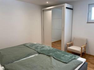 Ένα ή περισσότερα κρεβάτια σε δωμάτιο στο 1,5-Zimmer, Top ausgestattet, 4 Pers, Souterrain, Self Check-in, Parkplatz, Netflix & Amazon Prime