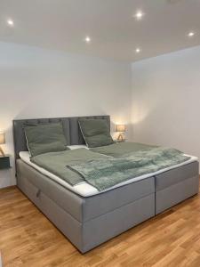 Postel nebo postele na pokoji v ubytování 1,5-Zimmer, Top ausgestattet, 4 Pers, Souterrain, Self Check-in, Parkplatz, Netflix & Amazon Prime