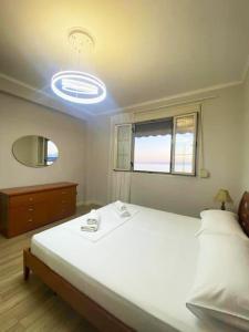 Ένα ή περισσότερα κρεβάτια σε δωμάτιο στο Redi's Luxurious Seaside Full View Apartments