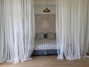 Postel nebo postele na pokoji v ubytování LE RUBINJO Case fleurie + 13 fotografií