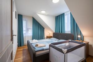 Кровать или кровати в номере Aparment Klara - 24h Reception - Washer - Fireplace - 2 Floors - Lots of attractions in the area +36 фотографий