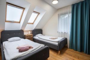 Кровать или кровати в номере Aparment Klara - 24h Reception - Washer - Fireplace - 2 Floors - Lots of attractions in the area