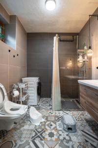 Ванная комната в Aparment Klara - 24h Reception - Washer - Fireplace - 2 Floors - Lots of attractions in the area