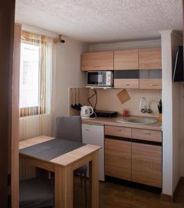 Kuchyň nebo kuchyňský kout v ubytování Apartmány u Jozefa