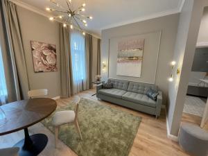 uma sala de estar com um sofá e uma mesa em Aparthotel Amella em Riga