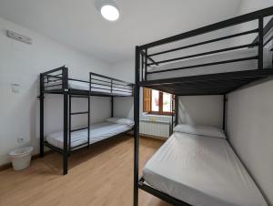 Postel nebo postele na pokoji v ubytování Albergue El Alfar/Pilgrim Hostel