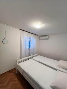Postel nebo postele na pokoji v ubytování Sunset House Apartments & Rooms
