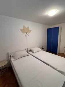 Postel nebo postele na pokoji v ubytování Sunset House Apartments & Rooms