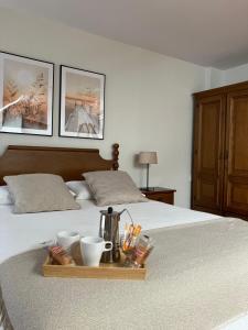 a tray with cups and utensils on a bed at Duplex 122m2, 4 dormitorios, 2 baños completos, Wifi 1GB in Mundaka +16 photos