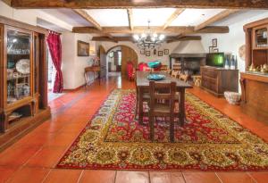 uma sala de jantar com uma mesa e um tapete em 3 bedrooms house with shared pool furnished garden and wifi at Porto de Mos em Porto de Mós