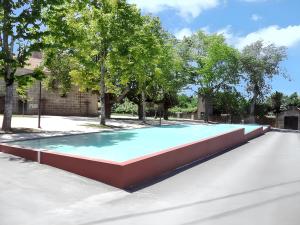 uma piscina vazia com árvores num parque em 2 bedrooms house with shared pool enclosed garden and wifi at Requiao em Requião