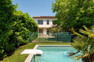 カルカソンヌにあるLa Casa Grande - piscine - wifi - parkingの家の庭にあるプール