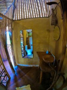 バーハ・グランデにあるRaízes Eco Hostelのバスルーム(洗面台、鏡付)が備わります。 +37枚の写真