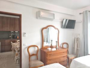 クアルテイラにあるOne bedroom apartement with city view furnished terrace and wifi at Quarteiraのベッドルーム(ドレッサー、鏡、テーブル付)