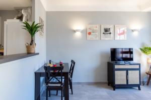 L12 Port window 1Bedroom Wifi 5mins beach & Nice's Cap