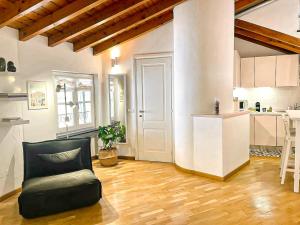 热那亚Carabaghe Style - attico Genova centro storico - acquario - rolli - caruggi - wifi - smart working的一间带椅子的客厅和一间厨房