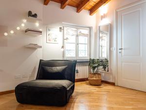 热那亚Carabaghe Style - attico Genova centro storico - acquario - rolli - caruggi - wifi - smart working的带椅子和窗户的客厅 更多34张照片