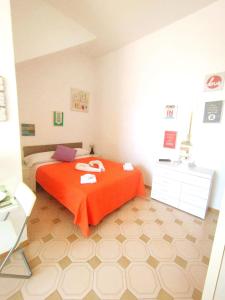 a bedroom with a bed with an orange blanket at GaLu - Piccolo appartamento in Costiera Sorrentina,Amalfitana in Termini