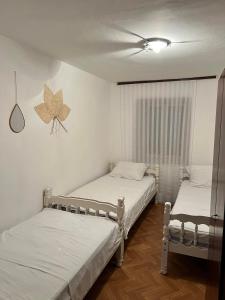 Postel nebo postele na pokoji v ubytování Sunset House Apartments & Rooms