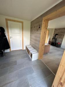 una habitación con puerta y una habitación con suelo en Svarstad, en Svarstad 27 fotos más