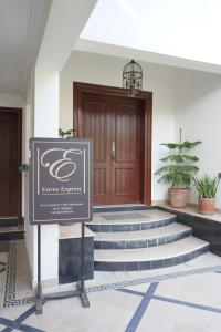 Et logo, certifikat, skilt eller en pris der bliver vist frem på Envoy Express, F-8, Islamabad