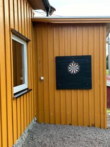 un edificio con una puerta con una ventana en él en Svarstad, en Svarstad
