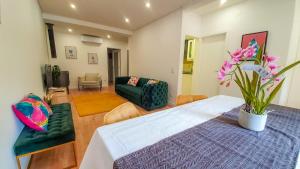 リスボンにあるGreen Charm House Lisbonのテーブルとソファのあるリビングルーム +68枚の写真