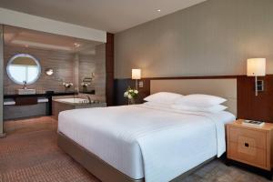 Giường trong phòng chung tại Courtyard by Marriott Hong Kong