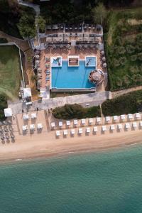 una vista aerea di un resort sulla spiaggia di Pomegranate Wellness Spa Hotel a Nea Potidaea