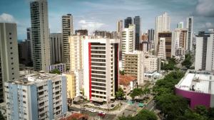 vistas a una ciudad con edificios altos en Rede Andrade LG Inn, en Recife