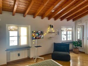 热那亚Carabaghe Style - attico Genova centro storico - acquario - rolli - caruggi - wifi - smart working的客厅设有蓝色椅子和窗户。