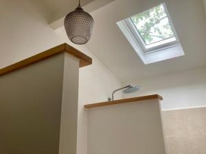 a bathroom with a lamp and a skylight at Sous deux chênes in Vieux-Boucau-les-Bains