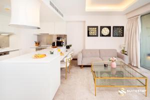 Kuchyň nebo kuchyňský kout v ubytování Deluxe Stay - Address Dubai Mall -The Residence