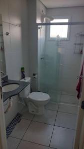 a bathroom with a toilet and a shower and a sink at Ap aconchegante em Sao Roque in São Roque