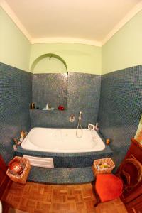 eine Badewanne im Bad mit blauen Fliesen in der Unterkunft 4 bedrooms house with shared pool jacuzzi and enclosed garden at Mogliano in Mogliano