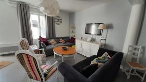 - un salon avec un canapé et une table dans l'établissement Home Sweet Home, au Mans