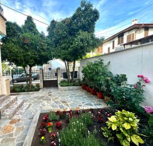 a garden with flowers and plants in a courtyard at Guestrooms Stoyanovi in Chernomorets
