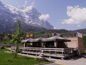 um edifício com uma montanha ao fundo em Eiger Lodge Easy em Grindelwald