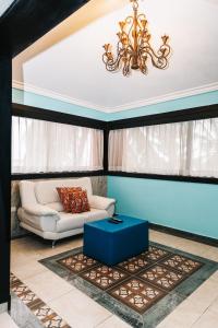 sala de estar con sofá y lámpara de araña en Hotel Brisa en Punta Cana