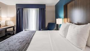 Postel nebo postele na pokoji v ubytování Best Western Town Center Inn