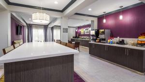 Kuchyň nebo kuchyňský kout v ubytování Best Western Town Center Inn