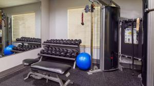 The fitness centre and/or fitness facilities at Best Western Town Center Inn