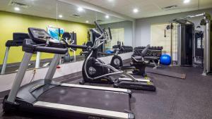 Fitness centrum a/nebo fitness zařízení v ubytování Best Western Town Center Inn