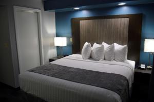Postel nebo postele na pokoji v ubytování Best Western Town Center Inn