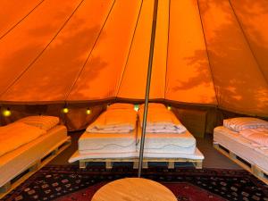 Postel nebo postele na pokoji v ubytování Bell tent Binnen Duin